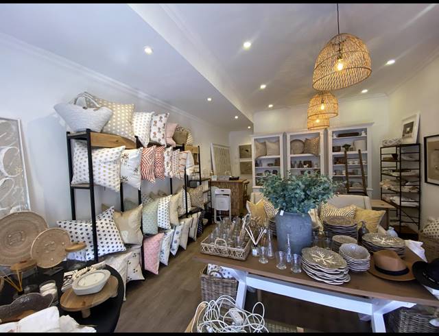 44M² RETAIL TO LET IN VALLEY AREA